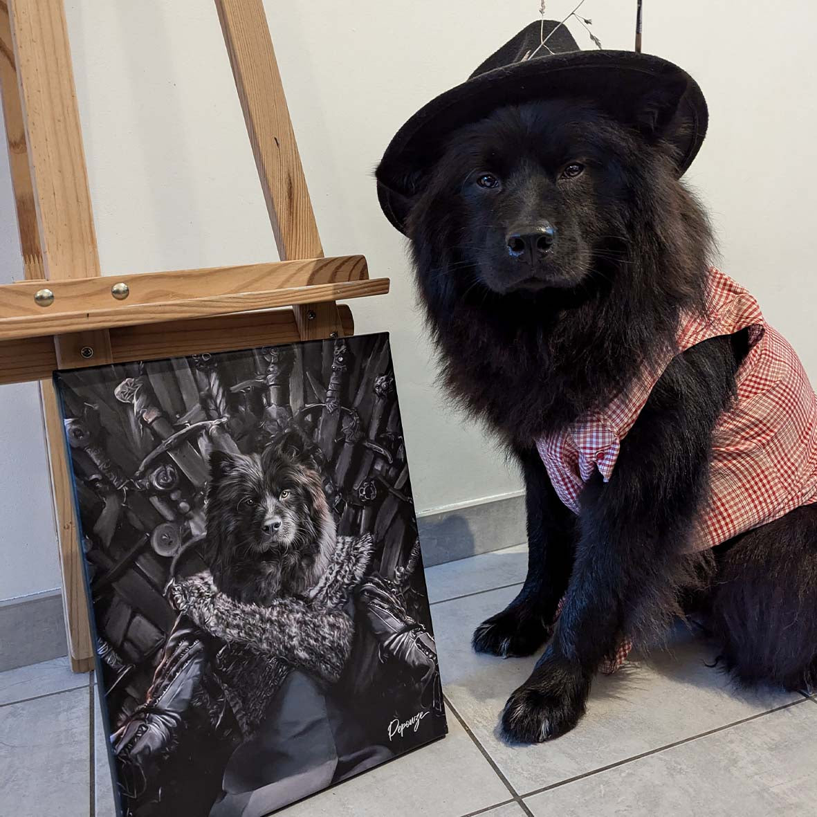 Photo d'un chien noir assis à côté de son portrait personnalisé Animal in the North inspiré de la série Game of Thrones